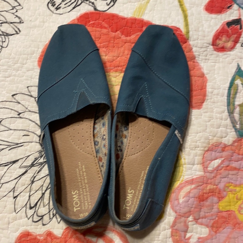 TOMS canvas slip ons LIKE NEW
